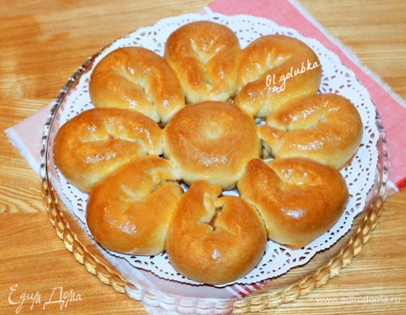 Ставим форму с пирогом в разогретую до 180°C духовку минут на 30 или до румяной корочки. Затем смазываем пирог взбитым желтком (с 1 ст. л. молока + 1 щепотка сахара) и ставим на 2 минуты в духовку до блестящей корочки.