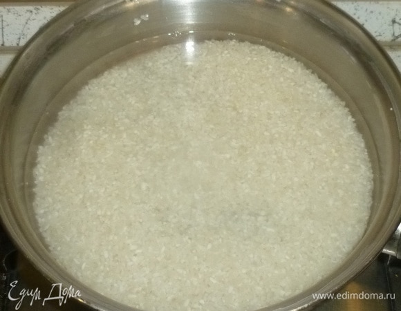 Рис промыть до прозрачной воды, сложить в кастрюлю. Залить 2 стаканами воды, посолить. Накрыть крышкой. Поставить на средний огонь, довести до кипения, убавить огонь и варить 20 минут. Остудить. Для этого блюда отлично подойдет «вчерашний» вареный рис.