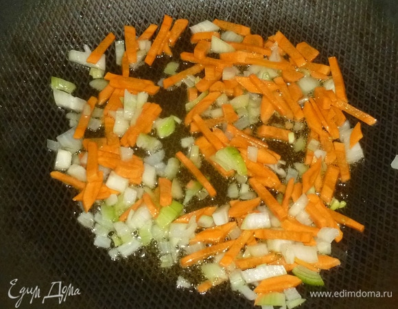 Лук мелко нарезать, морковь нарезать соломкой. В воке или большой сковороде разогреть масло. Обжарить, быстро помешивая, лук и морковь пару минут.