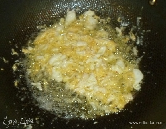 В сковороду разбить яйца и жарить, быстро помешивая, чтобы получились хлопья. Переложить к овощам.