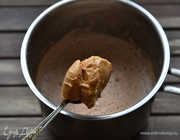 В еще горячее шоколадное молоко добавить арахисовую пасту и размешать ее. Для усиления вкуса рекомендую добавить в шоколад несколько кристалликов соли. Сахар добавьте по желанию на свой вкус.