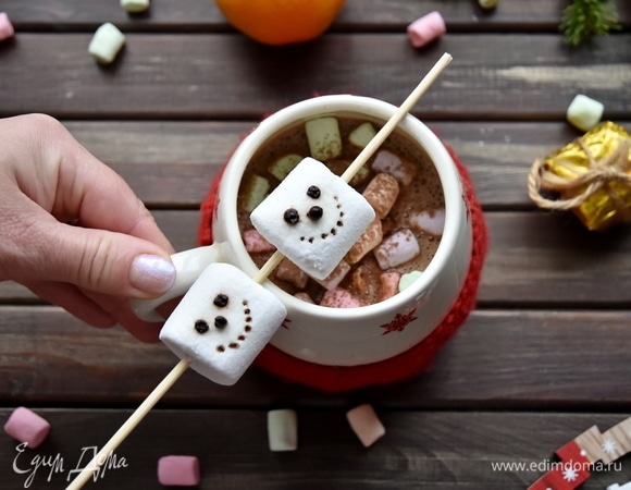 Перелить горячий шоколад в бокал. Украсить маршмеллоу мини. Сверху маршмеллоу можно посыпать щепоткой како-прошка.