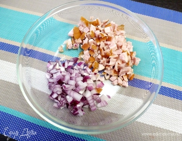 Копченую курицу (у меня голени) освободить от костей, жира и кожи, нарезать мелким кубиком. Сладкий лук нарезать так же. Если лук горчит, то лучше залить его горячей водой на полминуты и охладить в холодной воде.
