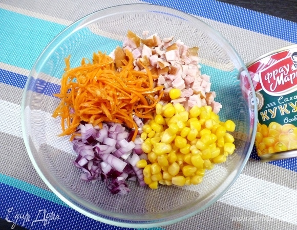 Выкладываем в салатник морковь по-корейски и кукурузу ТМ «Фрау Марта».