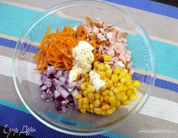 Заправить салат майонезом. Приправить перцем и солью, если нужно. Я не солю.