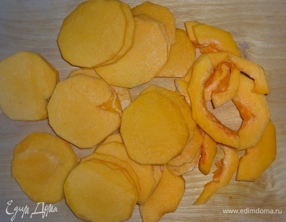 Тыкву очистить от кожуры и семян, вымыть, обсушить. Нарезать тыкву тонкими кольцами и полукольцами.