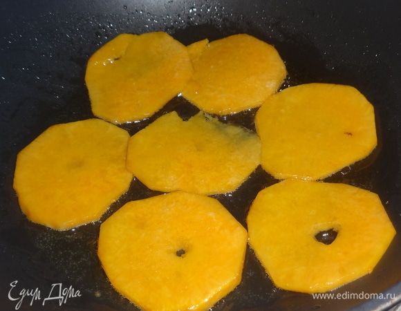 В сковороду налить часть растительного масла, обжарить тыкву порциями с двух сторон (примерно по 1 минуте с каждой стороны).