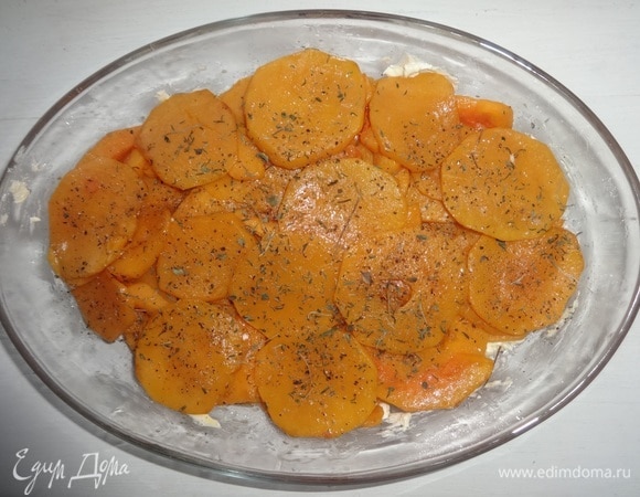 Форму для запекания смазать сливочным маслом. Выложить обжаренную тыкву, немного посолить, поперчить, посыпать тимьяном.