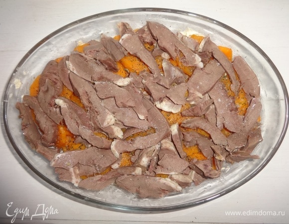 Выложить нарезанное сердце в форму поверх тыквы.