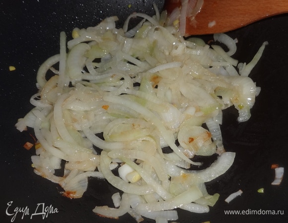 В сковороду долить еще немного масла, выложить лук и обжарить до золотистого цвета.