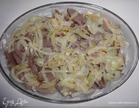 Обжаренный лук выложить в форму поверх мяса, немного посолить и поперчить.
