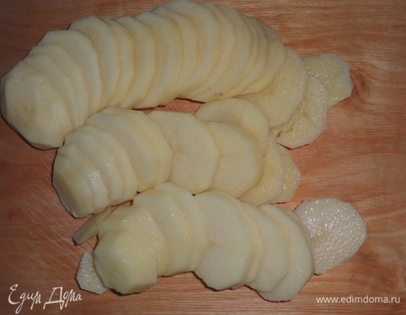 Картофель почистить, помыть, обсушить. Нарезать картофель тонкими кружками.