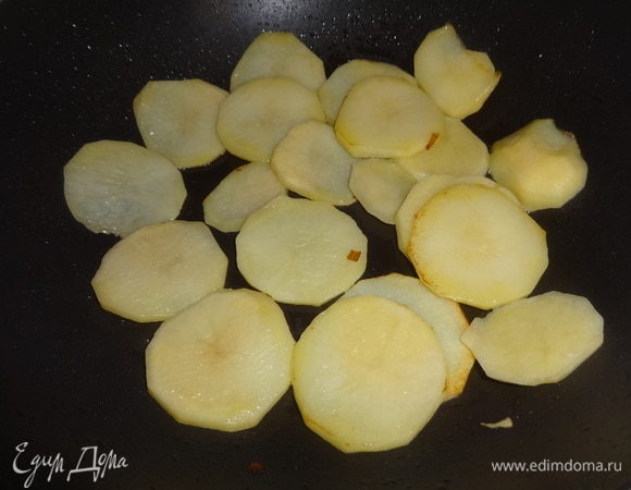 В сковороду долить оставшееся масло, обжарить порциями кружки картофеля до легкого румянца.