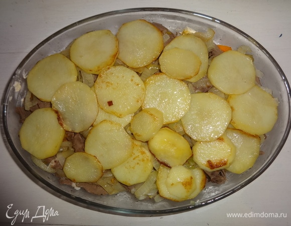 Обжаренный картофель выложить в форму поверх лука, немного посолить, посыпать перцем и тимьяном.