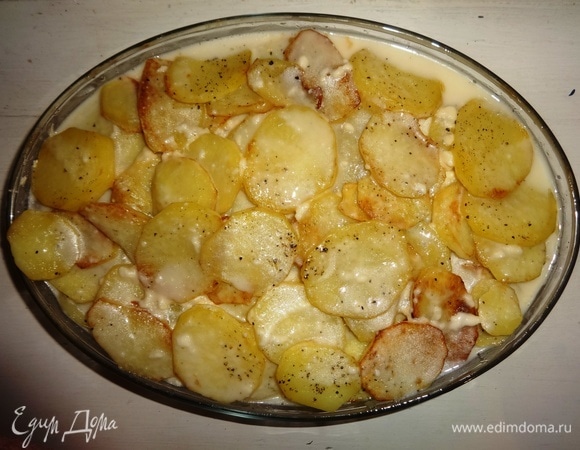 Залить соусом продуты в форме.