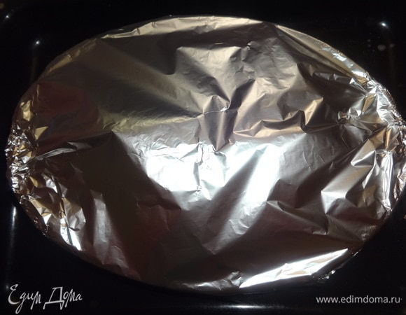 Форму накрыть фольгой и поставить в духовку, разогретую до 180°C, примерно на 1 час.