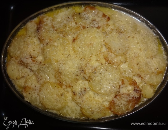 По истечении времени вынуть форму, аккуратно снять фольгу. Поставить форму с запеканкой обратно в духовку еще на 15–20 минут. За 5 минут до конца приготовления посыпать запеканку натертым сыром и дать ему расплавиться.