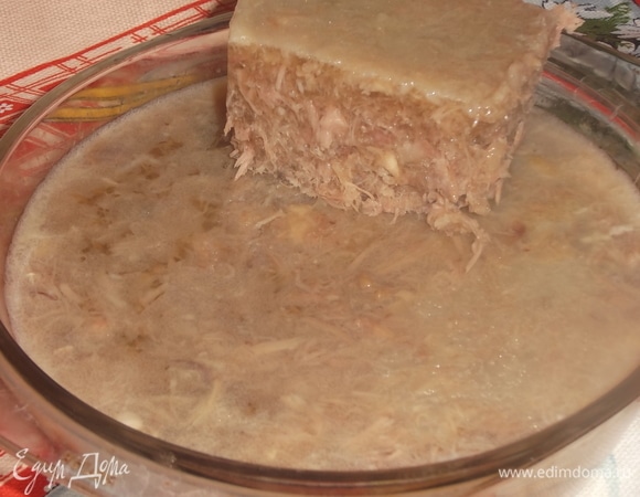 Говяжью ногу и шеи индейки замочить в холодной воде на 2–3 часа. Слить воду, промыть мясо. Уложить в кастрюлю. Залить водой так, чтобы она полностью покрыла мясо в высоту не более 1 см. Поставить на огонь, довести до кипения, удалить шумовкой пену. Добавить душистый перец и очищенные овощи целиком. Убавить огонь и варить на самом маленьком огне 8 часов. Мясо отделить от костей, нарезать. Бульон процедить. 