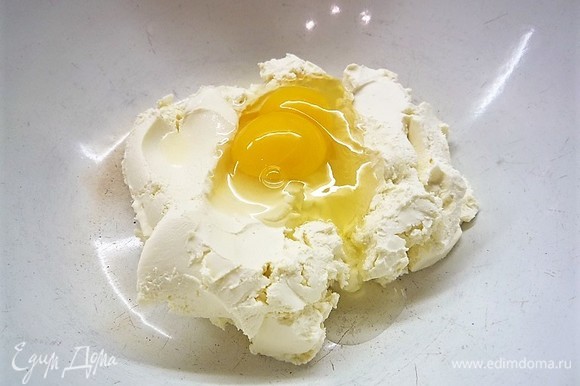 В глубокую чашку выкладываем рикотту, добавляем яйцо (у меня двух желтковое попалось). Взбиваем до пышной массы.