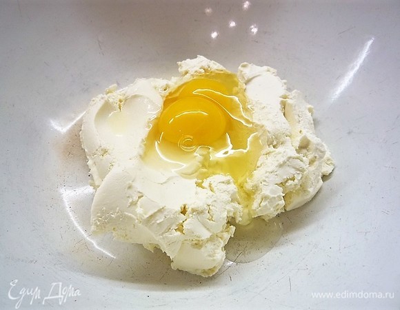 В глубокую чашку выкладываем рикотту, добавляем яйцо (у меня двух желтковое попалось). Взбиваем до пышной массы.