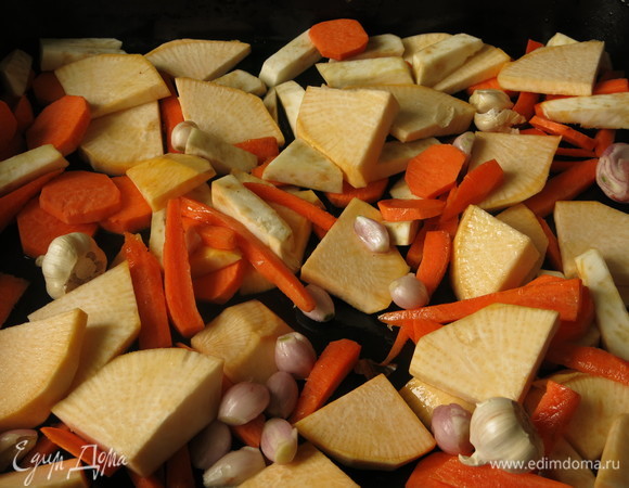 Выкладываем овощи и чеснок на противень.