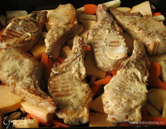 Смазываем корейку сметаной.