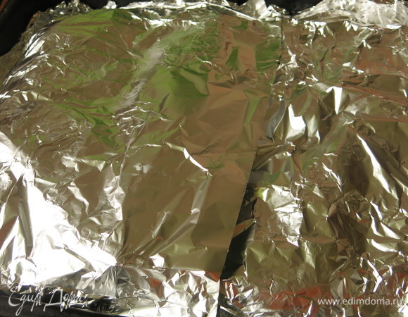 Закрываем фольгой и ставим при 220°C на 1,5–2 часа. Можно и увеличить время томления, уменьшая нагрев до 180–160°C.