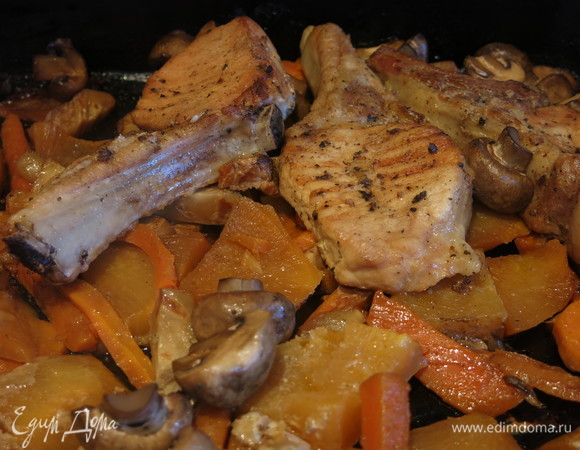 Подаем горячим, кости легко отделяются от мяса, мясо мягкое, волокнистое. Приятного аппетита!