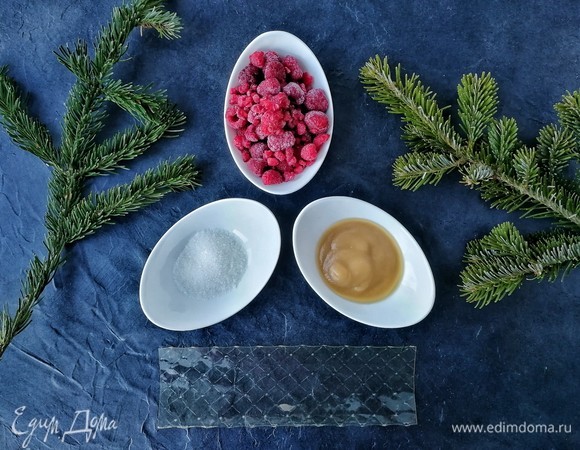 Как и в случае приготовления муссовых пирожных «Яркий праздник» — https://www.edimdoma.ru/retsepty/122952-mussovoe-pirozhnoe-yarkiy-prazdnik?notid=3d4acef49522086a0cdd, отмечу, что, во-первых, я использовала крупные отборные яйца. Во-вторых, сахара я всегда кладу немного, поэтому, если любите сладкое, смело увеличивайте его количество в 2 раза! В-третьих, торту необходимо простоять в морозильной камере до полной стабилизации и перед нанесением велюрового покрытия в течение суток. В-четвертых, торту нужно время, чтобы он растаял. При температуре 20°С потребовалось 6 часов. Итак, приготовление праздничного торта мы начнем с малинового компота.