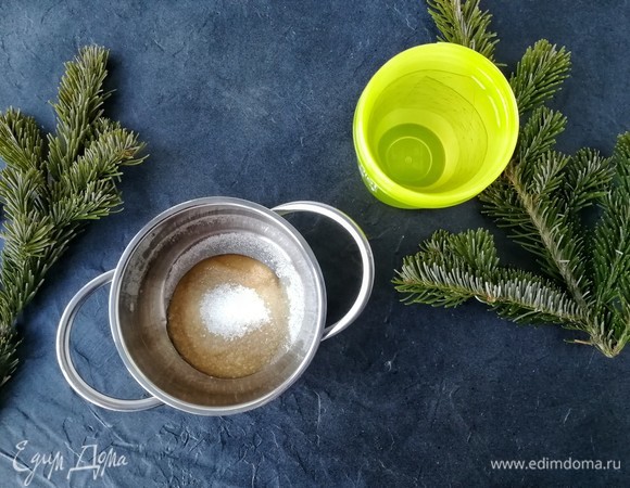 В первую очередь необходимо замочить желатин в ледяной воде. Я использовала листовой. Затем в сотейнике соединяем сахар и малиновое пюре. Чисто малиновое я не нашла, поэтому использовала детское пюре «яблоко + малина». Очень удобно! Ставим сотейник на плиту, доводим до кипения и варим буквально 1 минутку.