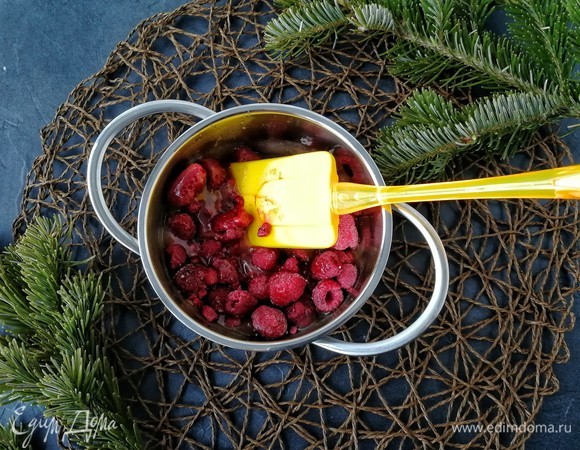 Снимаем сотейник с огня и добавляем малину. Я брала замороженную, поскольку в зимнее время года свежую, конечно, можно найти, но после того, как увидишь ее стоимость, ничего уже не захочется. Возвращаем сотейник на плиту и доводим все до кипения. Малина сама разделится на части, поэтому пюрировать ее не надо.