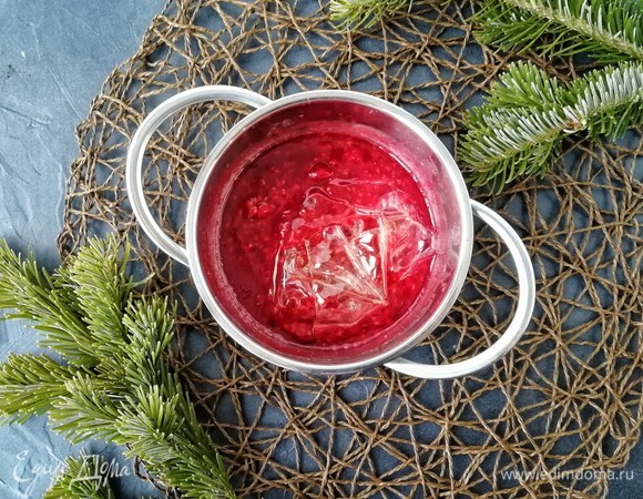 Снимаем сотейник с огня и добавляем отжатый желатин. Хорошо перемешиваем, чтобы он полностью растворился. Компоте готово!