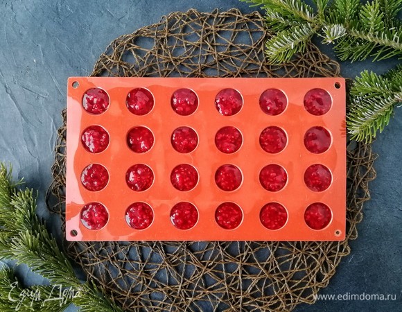 Разливаем компоте по силиконовым формочкам в виде полусфер. У меня диаметр — 30 мм. Убираем в морозильную камеру до того момента, когда компоте нам понадобится. Это примерно через часа 2. Чтобы заморозка шла быстрее, можно включить функцию «быстрая заморозка», большинство современных холодильников ею обладают. Главное, поставьте форму ровно! Я всегда ставлю сначала на маленькую разделочную доску и переношу вместе с ней. А в морозилке у меня стоит большая доска, на которую свободно помещаются 2 формы.