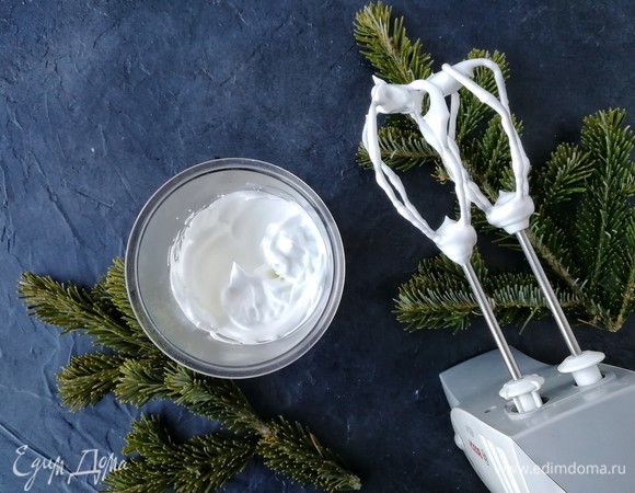 Отделенный от желтка белок с щепоткой соли взбиваем на средней скорости миксера до мягких пиков.