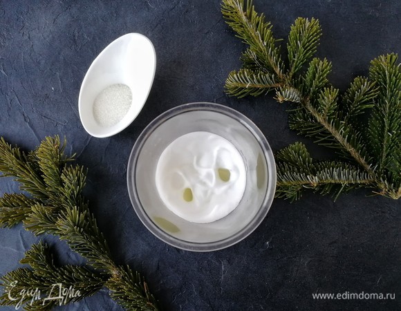 Добавляем половину сахара (10 г) и взбиваем на большой скорости миксера до устойчивых пиков.