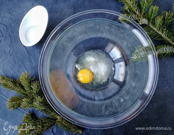 1 крупное яйцо взбиваем с оставшимся сахаром до увеличения объема в 3 раза, примерно 5 минут.