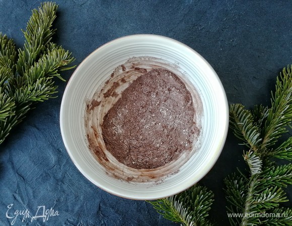 В отдельную миску просеиваем пшеничную муку и какао. Я использовала алкализованное. Тщательно соединяем ингредиенты между собой.