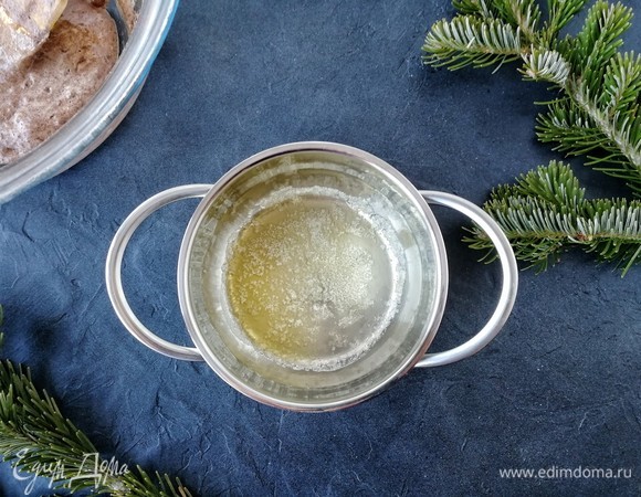 Параллельно растапливаем сливочное масло. Оно должно остыть.