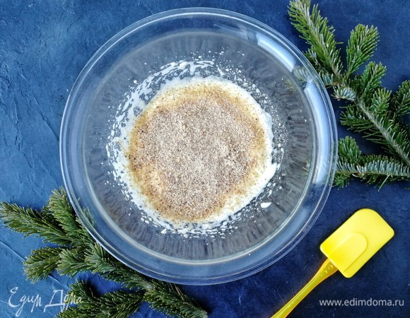 Во взбитое с сахаром яйцо добавляем фундучную или любую другую ореховую муку по своему вкусу. Очень аккуратно перемешиваем лопаткой, чтобы масса не опала.