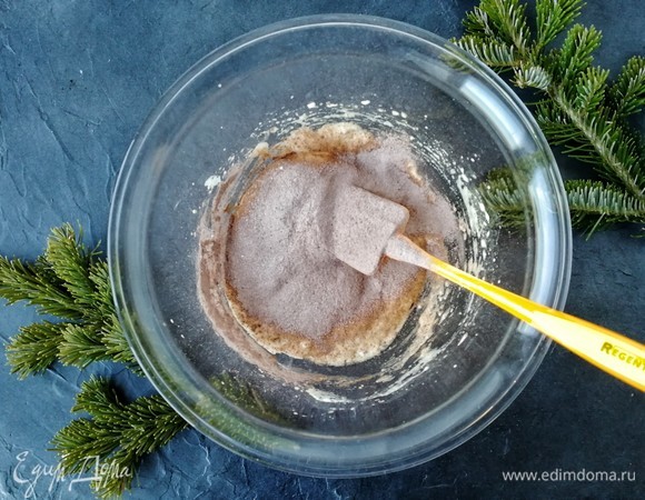 Теперь в 3 этапа с такой же осторожностью вмешиваем смесь пшеничной муки и какао.