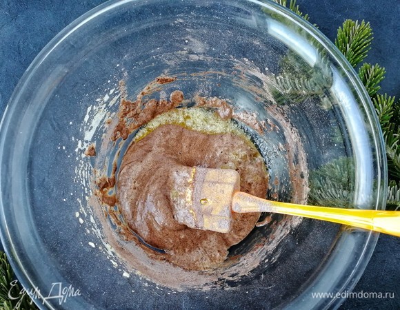 По краю чаши вливаем остывшее растопленной сливочное масло и снова перемешиваем.