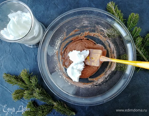 На завершающем этапе вводим взбитый белок в 2 приема, аккуратно перемешивая, чтобы масса не опала.