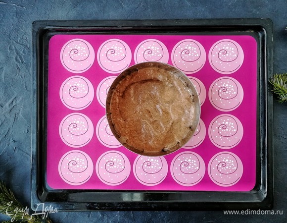 Выпекать бисквит оптимально всего в кулинарном кольце, которое ничем смазывать не надо! Тесто очень воздушное и устойчивое, из формы никуда не убегает! Диаметр моего кольца - 16 см. Просто застелите противень силиконовым ковриком. Ставим в разогретый духовой шкаф на 12–17 минут. Готовый бисквит должен пружинить, когда Вы на него нажмете. Но раньше 12 минут духовку открывать не надо, иначе бисквит осядет!