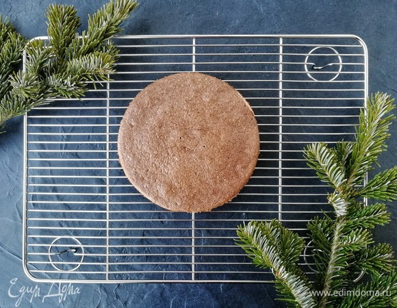 Готовый бисквит нужно подержать пару минут в кулинарном кольце, а затем вынуть и положить на решетку до полного остывания.