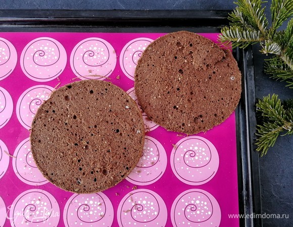 Уже у остывшего бисквита я срезала верхушку, чтобы он хорошо пропитался черничным муссом. Толщина слоя для десерта 5–7 мм. На остатки бисквита у меня сразу нашлись желающие, поэтому ничего и не осталось.