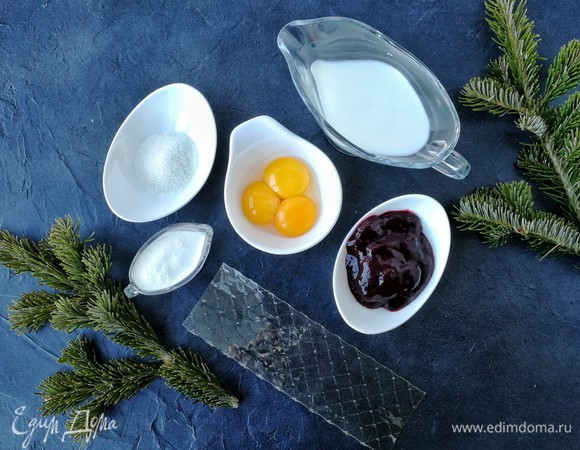 Теперь черничный мусс. Почему именно черничный? Хотела сыграть на цвете. Да и вкус у него отличный! А черничное пюре я нашла там же, где и малиново-яблочное: в отделе детского питания и баночка как раз 125 г. Возни с готовым пюре меньше, чем со свежей или замороженной черникой, да и дешевле выходит. Традиционно приготовление мусса начинаем с замачивания желатина в ледяной воде. Не буду повторяться фотографиями.