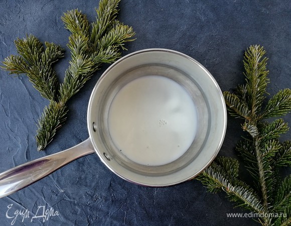 В сотейник с толстым дном наливаем молоко и ставим его греться почти до кипения.