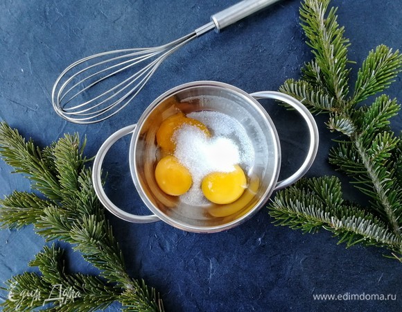 Сами тем временем венчиком смешиваем желтки и сахар.