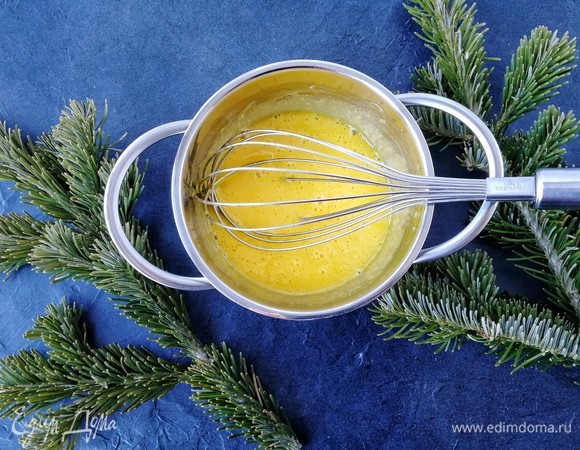 Особо взбивать не нужно, просто хорошо перемешайте желтки с сахаром.