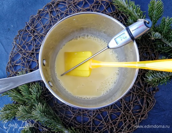 Если крем приготовлен правильно, то при проведении пальцем по лопатке остается четкий след. В общем и целом, мы сварили с вами английский крем, который может быть использован во многих десертах, а также в качестве самостоятельного блюда.